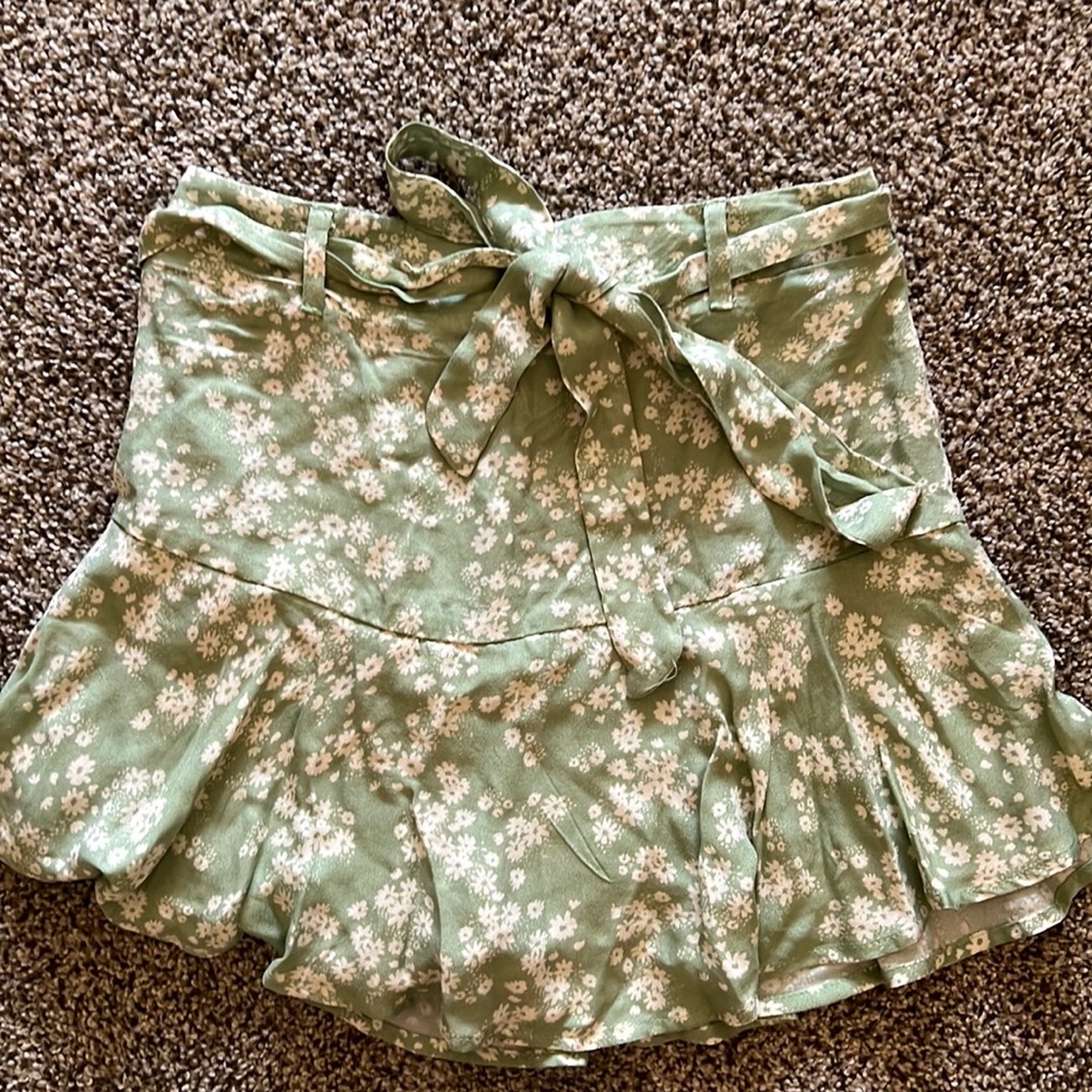 Floral mini skort, fitted waist to flowy bottom. Size XS